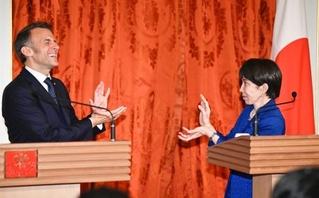 　共同記者発表を終え、ポーズをとる高市首相（右）とフランスのマクロン大統領＝１日午後、東京・元赤坂の迎賓館