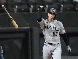 　４回、先制３ランを放ったロッテのソト＝エスコンフィールド