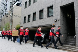　指定暴力団住吉会の本部事務所へ家宅捜索に入る警視庁の捜査員ら＝２日午前１０時３４分、東京都港区