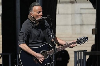 　トランプ米大統領に対する抗議デモで演奏するスプリングスティーンさん＝３月２８日、中西部ミネソタ州セントポール（ロイター＝共同）