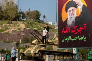 　２日、イランの首都テヘランの公園に置かれた退役軍用装甲車（ゲッティ＝共同）