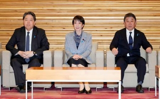 　閣議に臨む高市首相（中央）ら＝３日午前、首相官邸