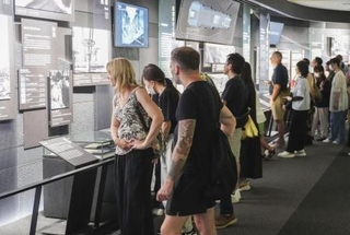 　広島市中区の原爆資料館の展示を見る入館者＝２０２５年８月