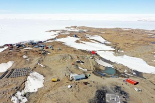 　昭和基地がある東オングル島と南極大陸（奥）＝２０２２年１月（小型無人機で南極観測隊同行記者撮影）