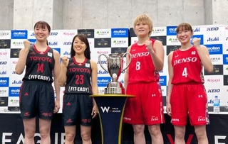 　記者会見でポーズをとるトヨタ自動車の山本（中央左）とデンソーの高田（同右）ら＝３日、京王アリーナＴＯＫＹＯ