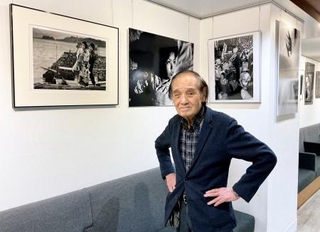 　写真展会場の桑原史成さん＝２日、東京都千代田区の丸の内フォトギャラリー