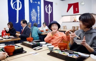 　オープンした「とと楽食堂」で食事を楽しむ人たち＝３日午前、石川県七尾市