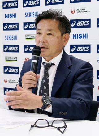 　記者会見する日本陸連の山崎一彦強化委員長＝３日、東京都内