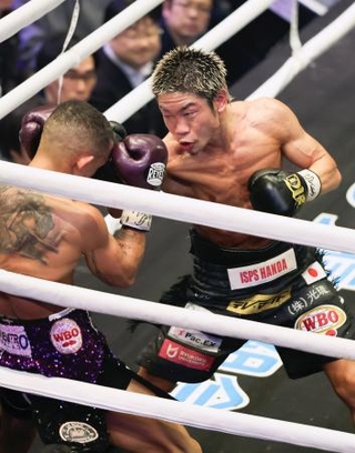 　１０回、レネ・サンティアゴ（左）を攻める谷口将隆＝後楽園ホール