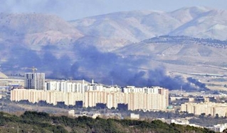 　テヘラン東部で立ち上る黒煙。攻撃を受けたとみられる＝３日（共同）