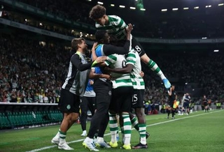 　ポルトガル１部リーグのサンタクララ戦でゴールを喜ぶスポルティングの選手たち＝３日、リスボン（ロイター＝共同）