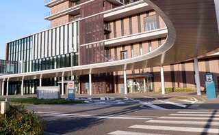 　男性が倒れていた豊川市民病院のロータリー付近＝３日午後、愛知県豊川市八幡町