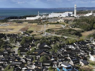 　北陸電力志賀原発（奥）と集落＝２０２４年１２月、石川県志賀町