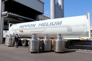 　ヘリウムを貯蔵するタンク＝３月、川崎市の日本ヘリウム