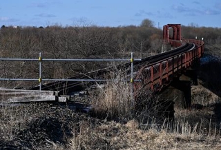 　廃止となったＪＲ日高線鵡川-様似間に残る鉄橋＝３月、北海道むかわ町