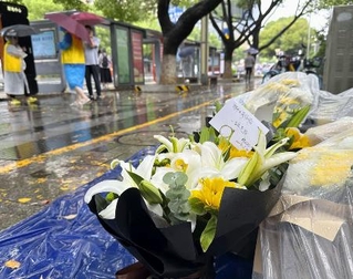 　２０２４年６月、日本人母子の切り付け事件現場のバス停近くで、胡友平さんのために供えられた花束＝中国江蘇省蘇州（共同）
