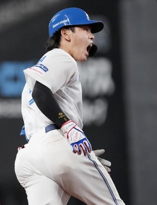 　７回、勝ち越しの３ランを放ち、声を上げながら塁を回る日本ハム・野村＝エスコンフィールド