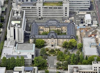 　京都府庁（共同通信社ヘリから）＝２０２１年４月２４日