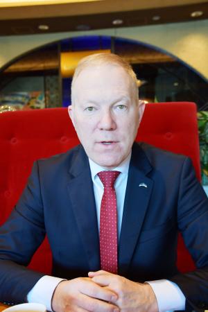 　インタビューに応じるエストニア議会のマルコ・ミフケルソン外務委員長