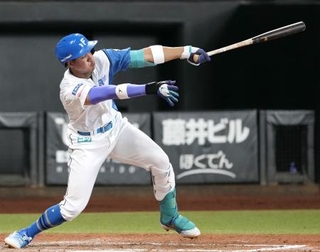 　７回日本ハム２死一、二塁、万波が左越えに勝ち越し３ランを放つ＝エスコンフィールド