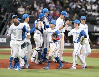 　オリックスに３連勝し、喜ぶ日本ハムの選手たち＝エスコンフィールド
