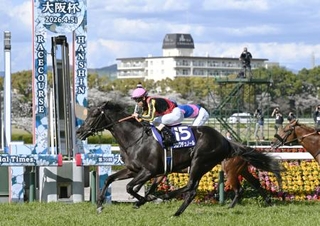　第７０回大阪杯でゴールする１着のクロワデュノール＝阪神競馬場