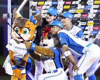 　ヒーローインタビューを終え、記念写真に納まる日本ハムの（左から）有原、万波、奈良間＝エスコンフィールド