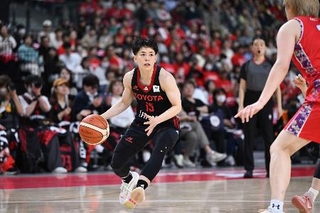 　トヨタ自動車-デンソー　ボールをキープするトヨタ自動車・安間＝京王アリーナＴＯＫＹＯ（Ｗリーグ提供）