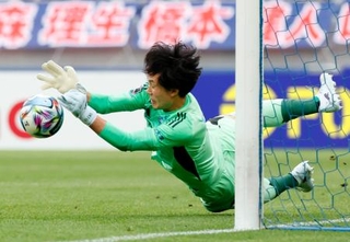 　ＦＣ東京-町田　ＰＫ戦でＦＣ東京３人目のキックを止める町田・ＧＫ谷＝味スタ