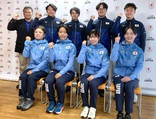 　アーチェリーの愛知・名古屋アジア大会代表に決まった選手ら。前列右から園田稚、朝久野奈波、大田楓子、佐藤真理子。後列右から舟橋悠矢、青島鉄也、中西絢哉、河本尚己＝５日、東京都江東区