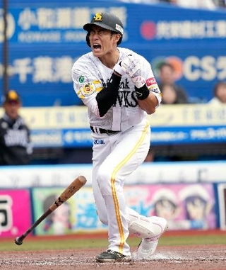 　５回ソフトバンク１死一塁、柳田が死球を受ける＝ＺＯＺＯマリン