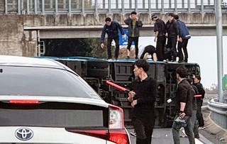 　茨城県・常磐自動車道の友部ジャンクション付近で横転した奈良県警機動隊のバス＝５日午後