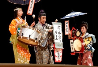 　第７２回「全日本チンドンコンクール」で初優勝した「ちんどん通信社　囃子家」＝５日午後、富山市