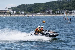 　海岸沖でパトロールする横須賀海上保安部の職員（手前）ら＝２０２０年、神奈川県逗子市
