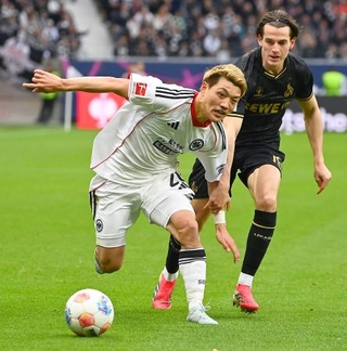 　ケルン戦で競り合うＥフランクフルトの堂安（左）＝フランクフルト（共同）