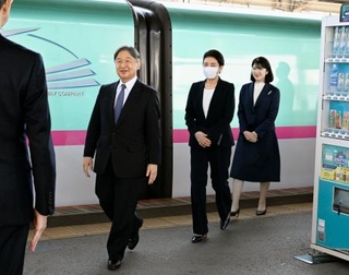 　ＪＲ福島駅に到着された天皇、皇后両陛下と愛子さま＝６日午前