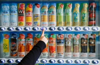 　東京都内に設置された自動販売機＝６日午後
