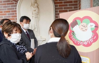 　熊本市の慈恵病院を視察する、自民党の「内密出産」について考えるプロジェクトチーム＝６日午前