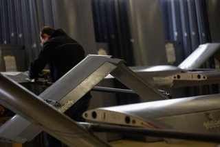 　ウクライナの施設で無人機を製造する人＝２日（ロイター＝共同）