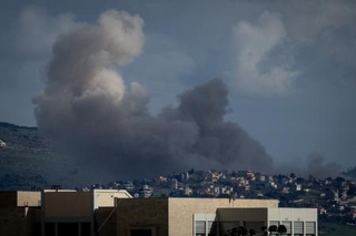 　イスラエルの攻撃により立ち上る煙＝６日、レバノン南部ナバティエ（ゲッティ＝共同）