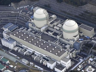 　関西電力高浜原発３号機。右は４号機＝２０２２年１２月、福井県高浜町