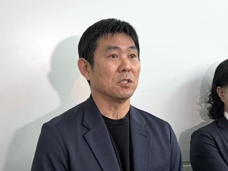 　欧州視察から帰国し取材に応じる森保監督＝７日、羽田空港