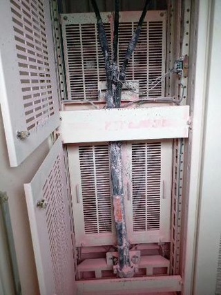 　火災で燃えた高圧配電盤内のケーブル＝７日午前、茨城県東海村の加速器施設「Ｊ-ＰＡＲＣ」（高エネルギー加速器研究機構提供）