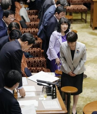 　２０２６年度当初予算案が可決された参院予算委を終え、藤川政人委員長（左手前から２人目）に一礼する高市首相（右手前）＝７日午後