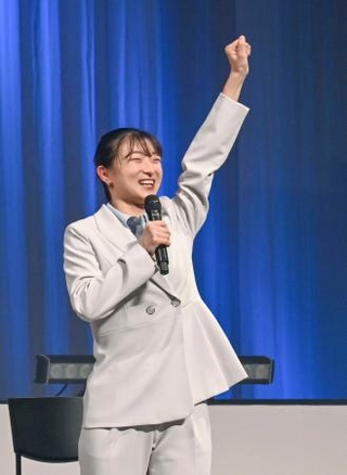 　母校の神戸学院大の入学式で、後輩たちにエールを送る坂本花織さん＝７日、神戸市