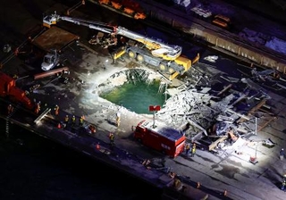 　足場が崩れ複数の作業員が落下する事故があった、ＪＦＥスチール東日本製鉄所敷地内の作業現場＝７日午後６時１７分、川崎市川崎区（共同通信社ヘリから）