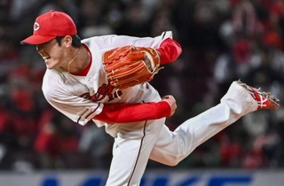 　巨人戦に先発し、７回途中２失点で今季初勝利を挙げた広島・森下＝マツダ