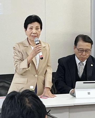 　日本維新の会の議員と意見交換する袴田ひで子さん（左）＝８日午前、国会