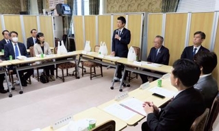 　党会合であいさつする中道改革連合の重徳国対委員長（奥右から３人目）＝８日午後、国会