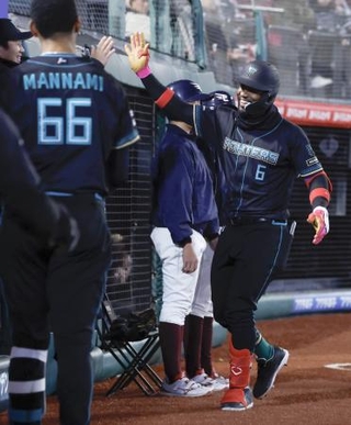 　４回、先制本塁打を放ち、ナインに迎えられる日本ハムのカストロ＝楽天モバイルパーク